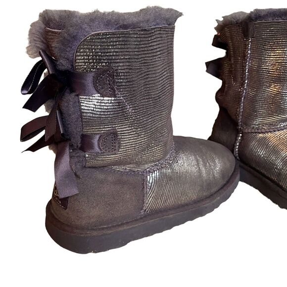 Ugg Bailey Bow Purple Gray Metallic Lizard Suede Sheepskin Ankle Boot 4 US/34EU - Picture 2 of 14